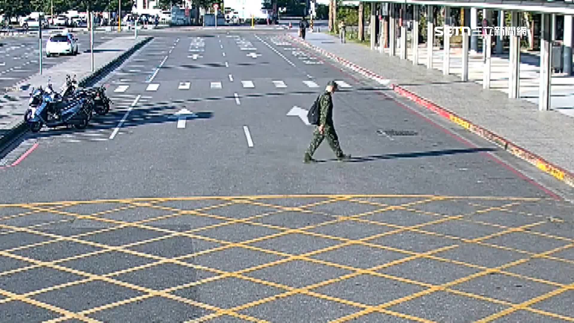 男子從網咖離開時還換成軍服，軍服胸口還有傘兵專屬的徽章，疑似是航特傘兵