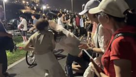 大稻埕煙火秀爆發情侶2對2衝突，場面相當恐怖。（圖／翻攝畫面）