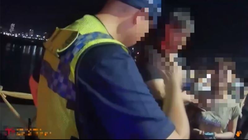 警方趕抵，連忙協助平息怒火，最終雙方選擇互不提告。（圖／翻攝畫面）