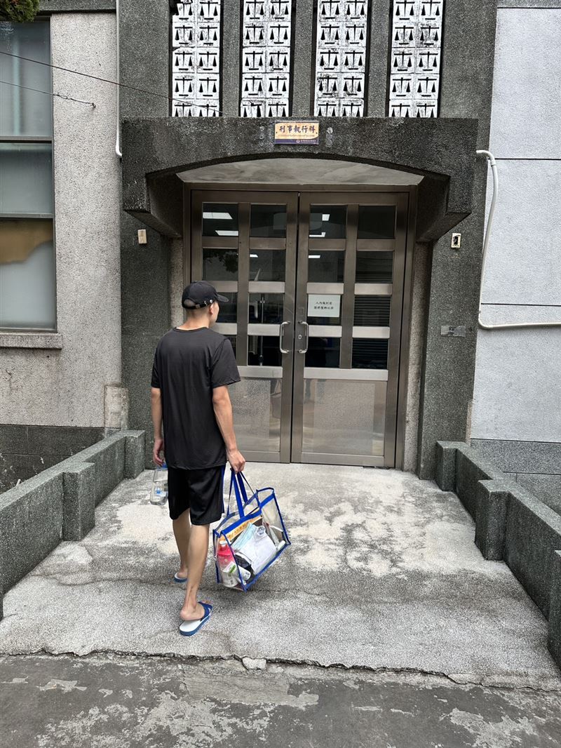 廖姓詐騙犯假釋遭撤消，昨日至地檢署執行科報到，發監執行殘刑1年11月10日。 （圖／翻攝畫面）