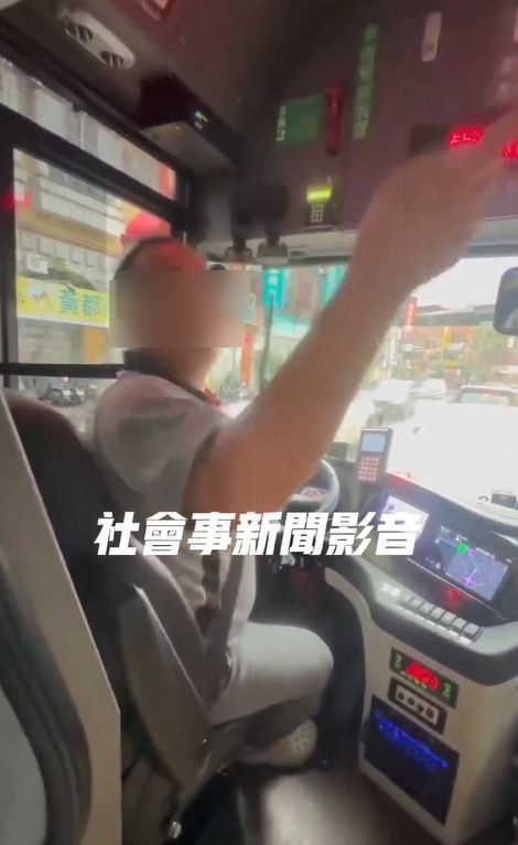 女學生反問司機姓名，司機回頭要求女學生也要主動告知姓名。(圖 /翻攝自社會事新聞影音)