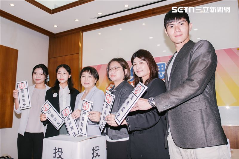 范雲、陳培瑜偕同竹縣議員歐陽霆、前議員余筱菁、竹北市代曾玉菱、邵啟月共同呼籲支持罷免林思銘。（圖／記者楊士誼攝影）