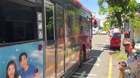 台中公車，127路，司機過站不停，反罵曉明女學生：連舉手都舉不好，(圖 /翻攝畫面)