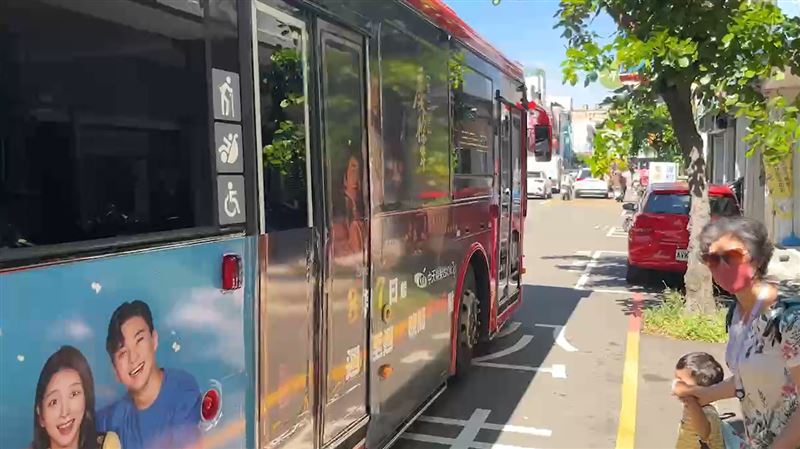 台中公車127路司機，為了女學生沒有在站牌舉手開罵，雙方爆發口角。(圖 /翻攝畫面)