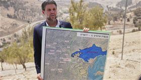 以色列財政部長史莫特里奇手拿地圖說明著E1計畫。（圖／美聯社／達志影像）