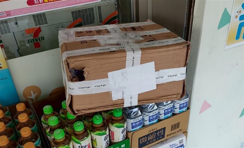 新北市動保處日前獲報，超商包裹裝有蜥蜴，照片為蜥蜴鑽出的包裹。（圖／新北市動保處提供）