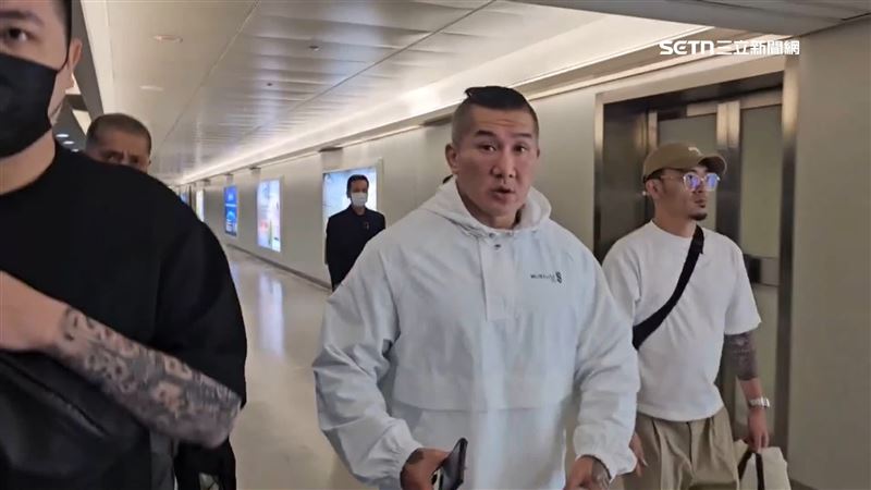 挨酸舔共失敗， 館長回台嗆：「他們當我愛國英雄。」（圖／翻攝三立新聞台）