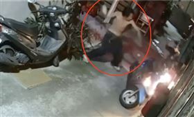 台中半裸男持「玉米罐」毆女騎士　身份曝