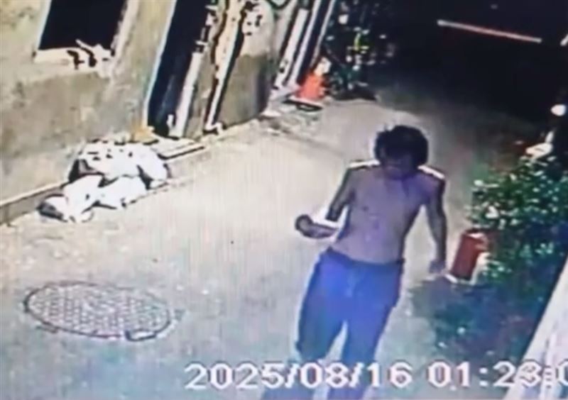 男子在路邊撿拾玉米罐頭。（圖／翻攝畫面）