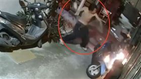 台中半裸男持「玉米罐」毆女騎士　身份曝