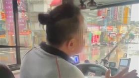 台中公車，127路，司機過站不停，反罵曉明女學生：連舉手都舉不好，(圖 /翻攝自社會事新聞影音)