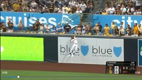 小塔提斯（Fernando Tatis Jr.）美技接回全壘打。（圖／翻攝自MLB官網）