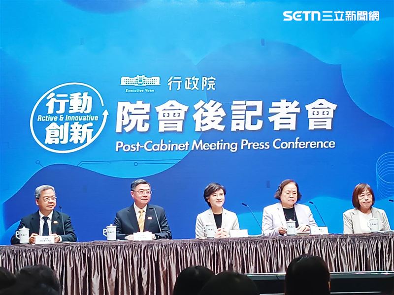 行政院長卓榮泰（左二）今(21)日出席院會後記者會。（圖／記者盧素梅攝影）