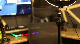 法國一名長期進行極限挑戰的實況主，在睡夢中猝逝，享年46歲。（示意圖／Unsplash）