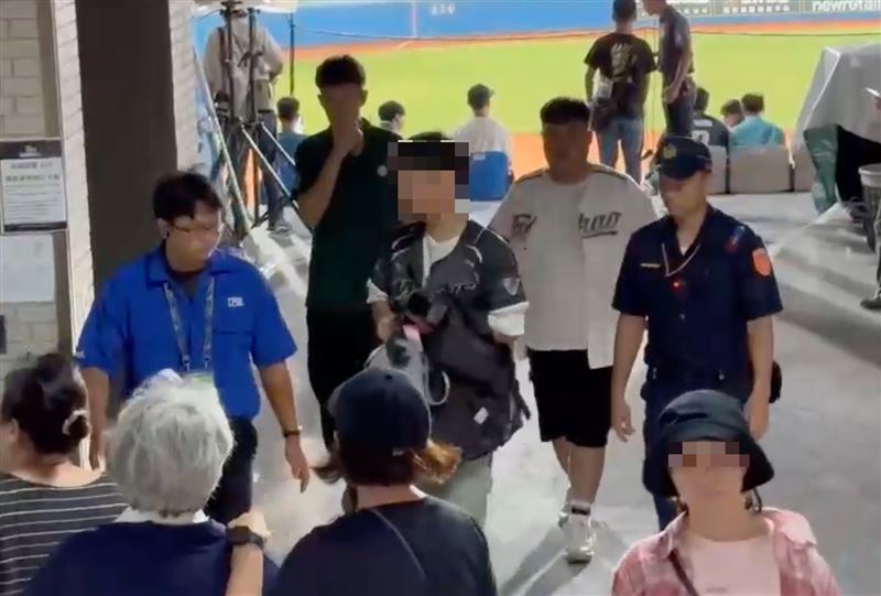 日本球迷視線遭擋，氣憤以日文發文嗆「殺了這傢伙」遭警逮捕。（圖／翻攝畫面）