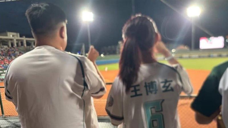 男女跳應援舞擋視線！日球迷暴怒：殺了他
