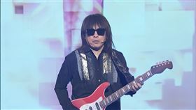 康康模仿伍佰神還原（圖／中視提供）