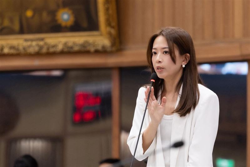 國民黨新北市議員江怡臻發文批評民進黨團提案新北普發現金4.6萬，引來網友留言灌爆問「您主張不普發現金是嗎？」。（圖／翻攝自江怡臻臉書）