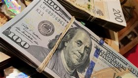 在台灣有錢人常滿身名牌、開超跑顯眼；但在美國，真正富豪選擇低調精品與完美細節，用質感衣著、乾淨鞋履和氣質，展現一種不言而喻的財富底氣。（示意圖／PIXABAY）