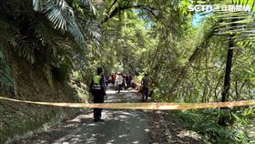 宜蘭頭城山區發現一具屍體遭丟棄，警方到場後拉起封鎖線。（圖／翻攝畫面）