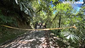 宜蘭頭城山區發現一具屍體遭丟棄，警方到場後拉起封鎖線。（圖／翻攝畫面）