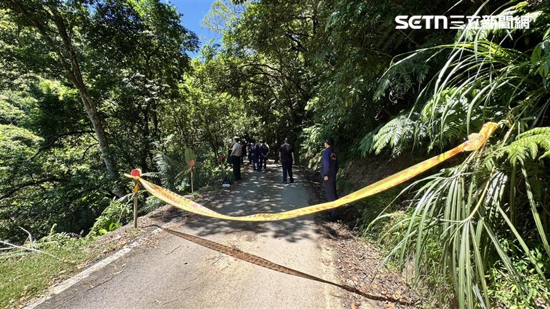 宜蘭頭城山區發現一具屍體遭丟棄，警方到場後拉起封鎖線。（圖／翻攝畫面）