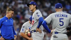 大谷翔平被強襲球打中右大腿。（圖／路透社／達志影像）