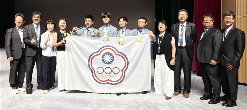 我國參加2025年第18屆國際地球科學奧林匹亞競賽4位代表選手，左起包程宥、姚亦耕、莊定祐、何海銘與指導教授合影。圖（圖／教育部提供）