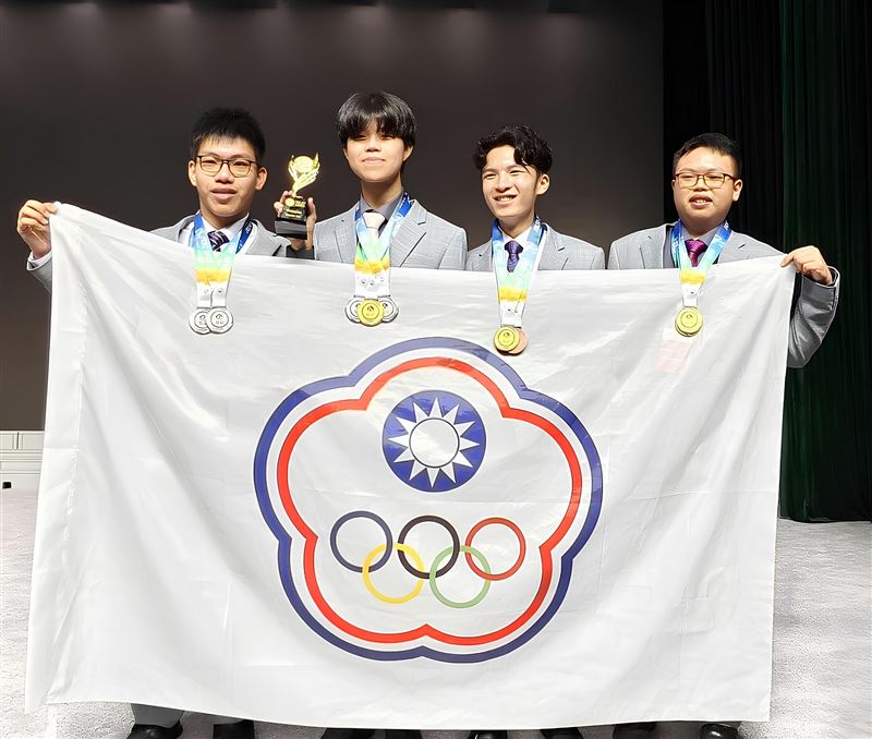 我國參加2025年第18屆國際地球科學奧林匹亞競賽4位代表選手，左起包程宥、姚亦耕、莊定祐、何海銘。圖（圖／教育部提供）