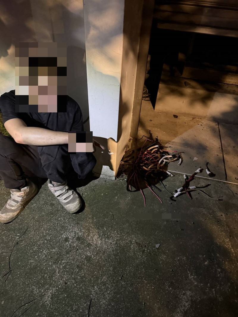 竊賊偷了16公斤重的電纜線，被警方發現後翻牆逃逸，仍被追緝到案。(圖／翻攝畫面)