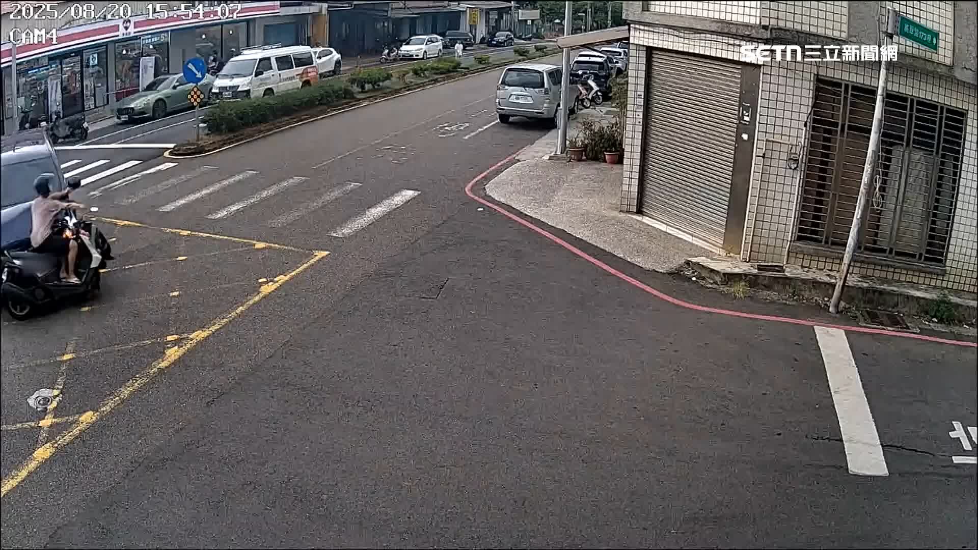 黑色轎車準備左轉，突然一台直行機車被猛力衝擊