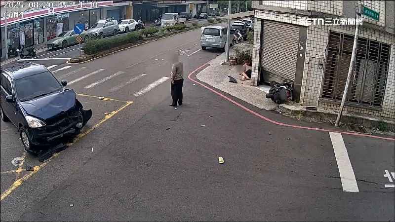 轎車左轉不慎撞機車　騎士連人帶車噴飛