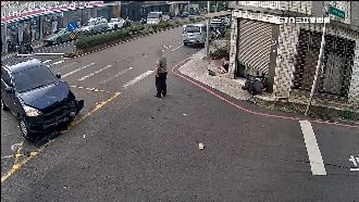 轎車左轉不慎撞機車　騎士連人帶車噴飛