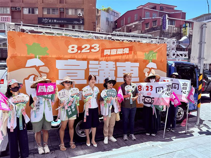 民進黨新北市議員與罷免團體「拔羅波」一同車掃催票。（圖／民進黨新北市黨部提供）