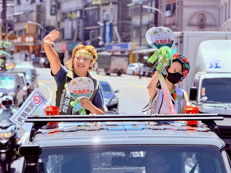 民進黨新北市議員與罷免團體「拔羅波」一同車掃催票。（圖／民進黨新北市黨部提供）