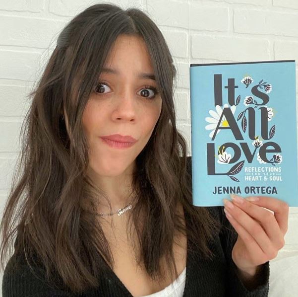 珍娜奧特嘉於2020年出版第一本書《It&#39;s All Love》。（圖／翻攝自網路）