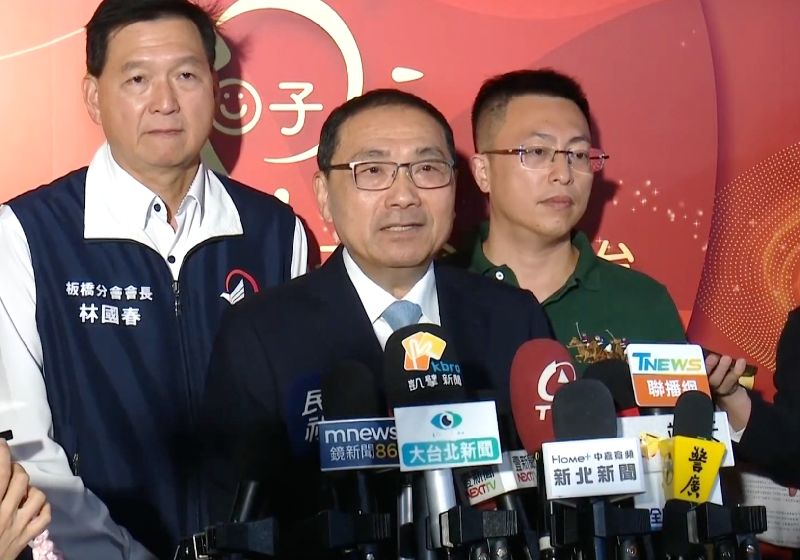 民進黨新北市議會黨團20日提案普發新台幣4.6萬元,議長裁示交由市府研究辦理。市長侯友宜(中)21日出席新北市好日子愛心大平台感恩會,受訪時表示,市府財政困窘,累計短絀887億元,「怎麼還有多餘的錢呢」?(新北市新聞局提供)