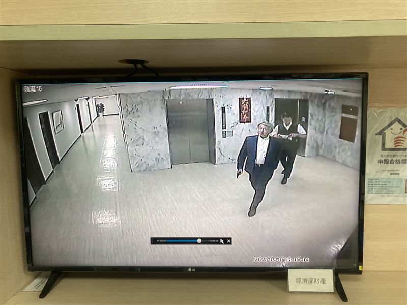 經濟部長郭智輝被新黨台北市議員侯漢廷指控關稅日出席快樂宴三小時，但經濟部畫面顯示下午16:00，郭智輝進入部內。（圖／經濟部提供）