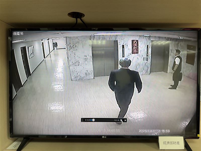 經濟部長郭智輝被新黨台北市議員侯漢廷指控關稅日出席快樂宴三小時，但經濟部畫面顯示18:16分郭智輝還在部內，直接打臉侯漢廷。（圖／經濟部提供）