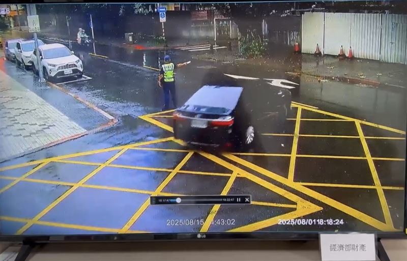 經濟部長郭智輝被新黨台北市議員侯漢廷指控關稅日出席快樂宴三小時，但經濟部畫面顯示傍晚18:18分部長座車離開院區，與指控4至6點全在赴宴明顯不符。（圖／經濟部提供）