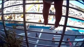 小朋友只穿一件尿布就高掛在鐵窗上，險象環生的場面嚇壞鄰居。（圖／翻攝畫面）