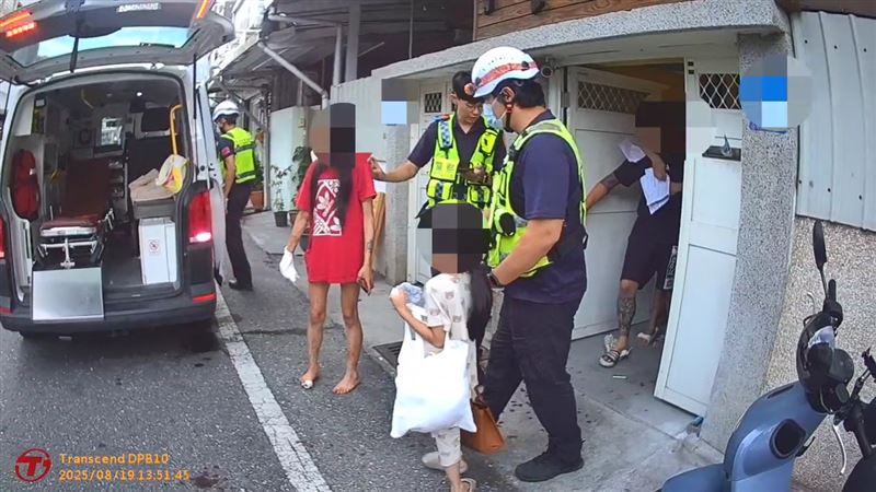 救護人員趕抵將被砍傷的林女送醫。（圖／翻攝畫面）