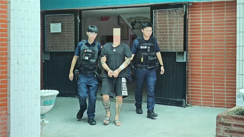 蔡男不滿分手，失控揮舞開山刀將女友砍傷，警方到場將他上銬逮捕。（圖／翻攝畫面）