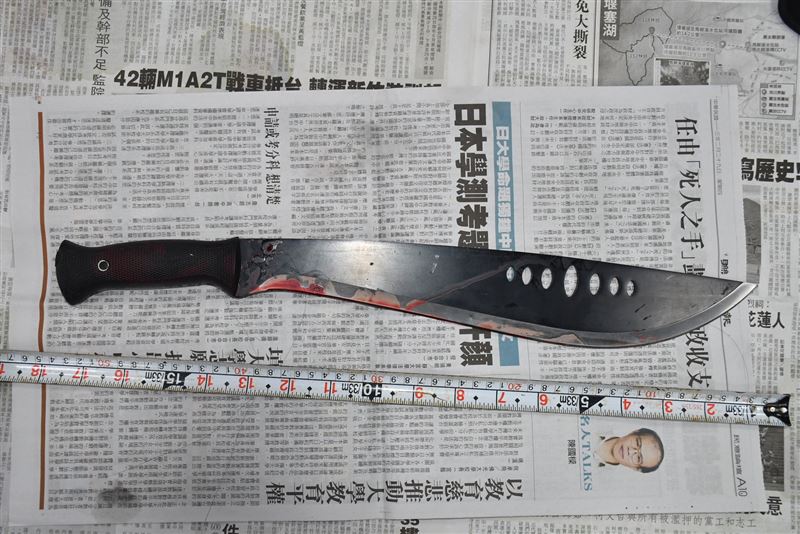 警方在沙發下找到的開山刀。（圖／翻攝畫面）