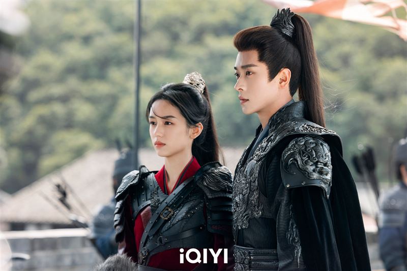 周也（左）、丞磊主演古裝劇《錦月如歌》。（圖／iQIYI愛奇藝國際版提供）