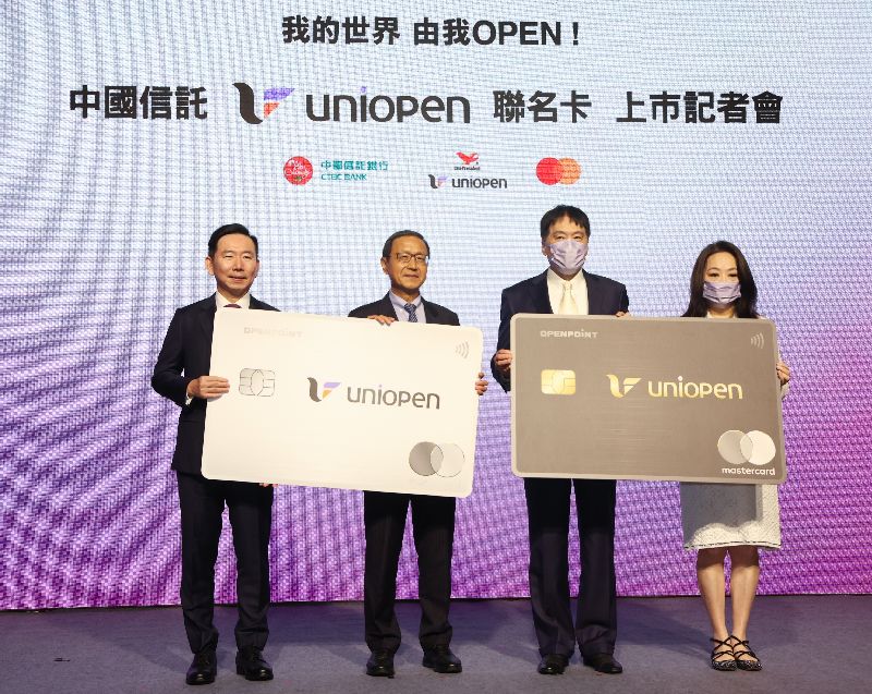 中國信託uniopen聯名卡上市記者會21日下午在台北舉行，統一企業集團董事長羅智先（右2）、中國信託商業銀行董事長陳佳文（左2）、統一集團美麗事業董事長高秀玲（右）及中國信託商業銀行總經理楊銘祥（左）出席合影。（圖／中央社）