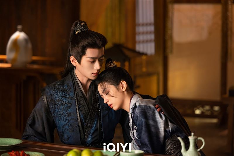 丞磊（左）戲裡戲外都對周也相當保護。（圖／iQIYI愛奇藝國際版提供）