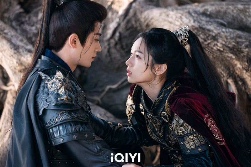 周也（右）女扮男裝上戰場與丞磊並肩殺敵。（圖／iQIYI愛奇藝國際版提供）