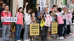 「葉霸」葉春蓮與曙光花蓮團隊與罷免江啟臣團隊共同宣傳823罷免投票。（圖／提供） 