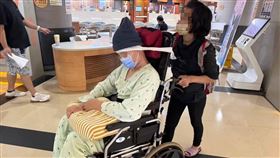 母愛與孝順感動天！資優生中風全癱單親媽淚求神保佑，獨子奇蹟康復將返國立大學。（圖／《愛的延續公益協會》提供） 